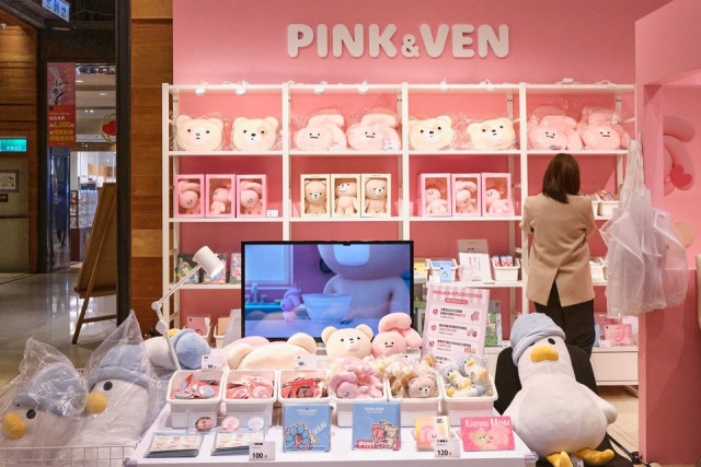 올해 1월 대만의 대표 프렌차이즈 서점인 ‘성품서점’에서 진행된 ‘핑크와벤(PINK&VEN)’ 공식 팝업스토어의 모습