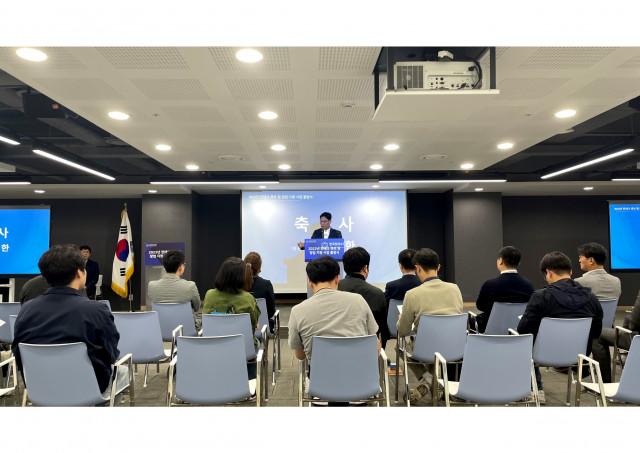 ‘2023년 핀테크 큐브 및 창업 지원 사업 통합 출범식’에서 변영한 한국핀테크지원센터 이사장이 축사하고 있다