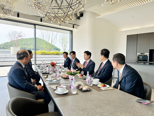 김주현 금융위원장(테이블 오른쪽 가운데)이 서플러스글로벌 차담회에서 수출경쟁력 제고를 위한 기업 애로사항을 청취하고 있다