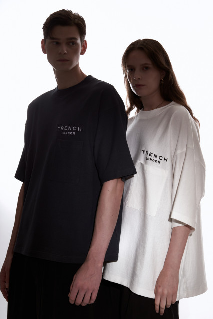 남녀가 함께 입을 수 있는 트렌치 런던의 ‘리버스 위브 포켓 티셔츠’