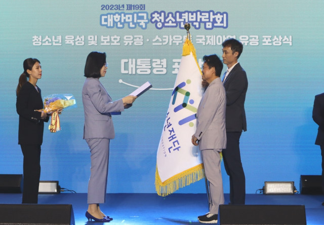 김병후 한국청소년재단 이사장(오른쪽)이 김현숙 여성가족부 장관(왼쪽)으로부터 대통령 표창을 수여받고 있다