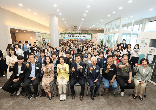 조은희 국회의원(앞줄 왼쪽부터 네번째), 전성수 서초구청장(앞줄 왼쪽부터 다섯번째), 김홍신 작가(앞줄 왼쪽부터 여섯번째)가 행사 참석자들과 함께 기념 촬영을 하고 있다