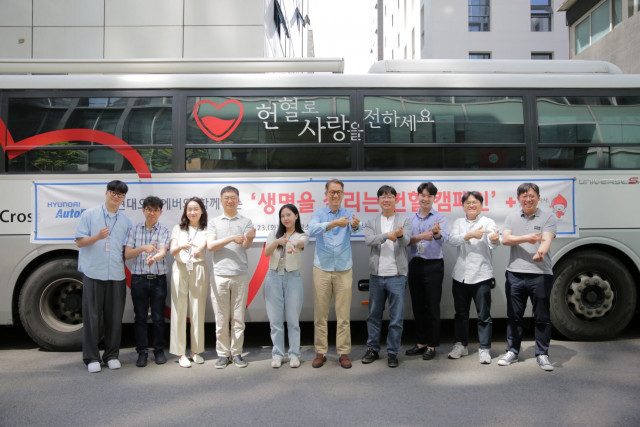 현대오토에버 임직원들이 ‘생명을 살리는 현혈 캠페인’에 참여해 한국백혈병어린이재단에 헌혈증을 전달했다