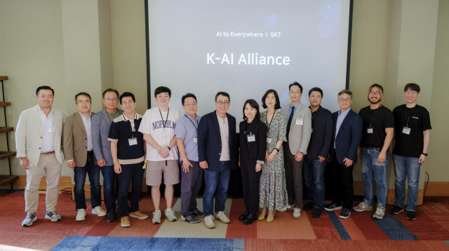 SKT 유영상 사장(왼쪽부터 일곱번째)이 6월 16일(현지 시각) 미국 실리콘밸리에서 개최한 ‘K-AI 얼라이언스 유나이트’ 행사를 끝내고 파트너사 CEO들과 기념 촬영을 하는 모습