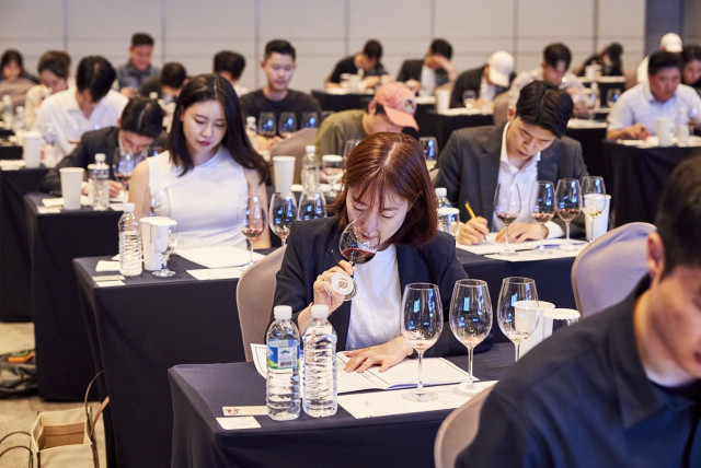 ‘제22회 한국 소믈리에 대회’ 예선에서 블라인드 테이스팅 와인을 시음하고 있는 수험자