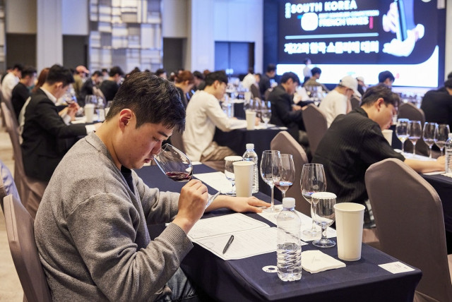 ‘제22회 한국 소믈리에 대회’ 예선에서 블라인드 테이스팅 와인을 시음하고 있는 수험자