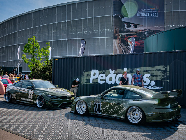 ‘울트레이스 2023’ 피치스 부스에 전시 중인 포르쉐 911과 BMW M4