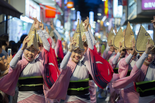 올해로 64회를 맞는 도쿄 코엔지 아와오도리 축제의 모습