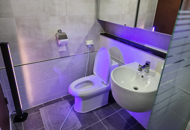 욕실에 ‘집안해 LED 스탠드 V2’를 설치한 모습. 곰팡이 포자를 효과적으로 억제해 욕실 곰팡이 생성을 방지할 수 있다