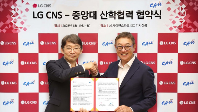 왼쪽부터 중앙대학교 박상규 총장과 LG CNS 현신균 대표이사가 협약식에서 기념 촬영을 하고 있다