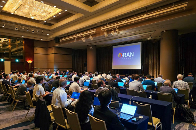 일본 오사카에서 열린 O-RAN 얼라이언스 미팅에 주요 글로벌 사업자 및 제조사 담당자들이 참여하고 있다