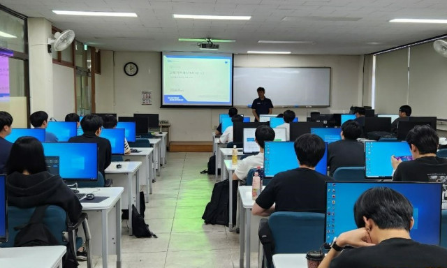 DN솔루션즈는 한국폴리텍대학 인천캠퍼스 2학년 재학생을 5축 가공 기술에 대한 이론 교육을 진행했다