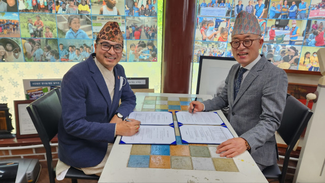 5월 15일 사단법인 꿈나눔 재단 용인 사무국에서 열린 꿈나눔 재단과 네팔개발연대 간 네팔직업기술학교 설립 사업 추진을 위한 합의서 서명식 모습