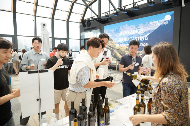 앰배서더 서울 풀만 호텔에서 이탈리아 알토 아디제 와인 시음회가 개최됐다