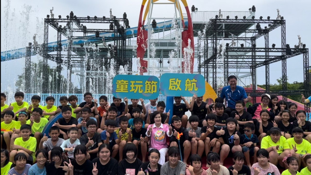 County Magistrate Mrs. Lin Tzu-Miao with students of Lize Elementary School in Yilan, who were one of the first to experience the “Waterverse” facilities at the 2023 YICFFF (Photo: Business Wire)