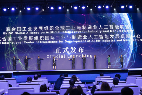 Mr. Ciyong Zou, Deputy to the Director General and Managing Director of UNIDO, Vicky Zhang, Vice President of Corporate Communications at Huawei, and other partners during the official launch of AIM Global (Photo: Huawei)