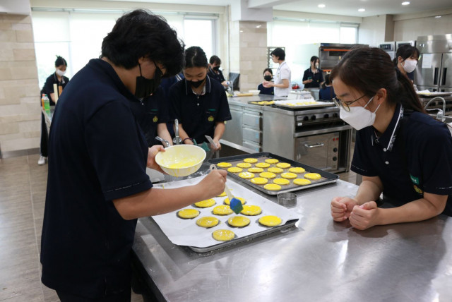 신구대학교 교육기부 직업체험 프로그램에 참여한 학생이 쿠키를 만들고 있다