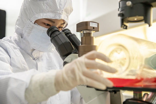 녹십자수의약품 연구원이 백신 생산 배양 공정 중에 현미경으로 세포의 배양 상태를 확인하고 있다