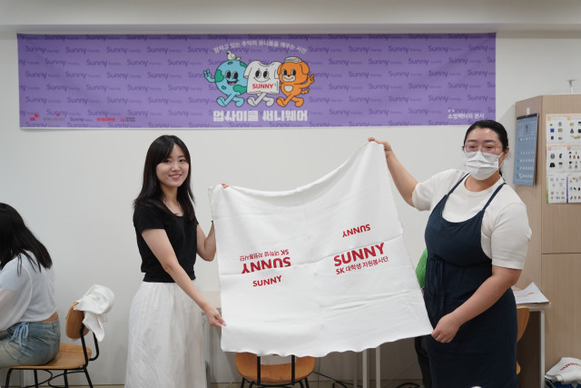 12~13일 소잉팩토리 본사에서 Sunny 구 유니폼을 활용해 유기견 담요 및 방석을 제작하는 Sunny 활동자들