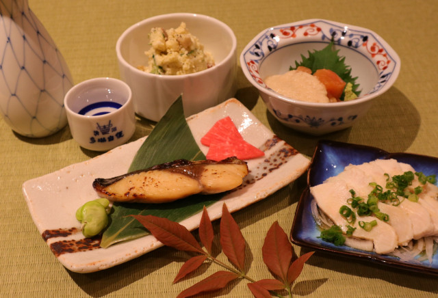 ‘슈보타마지만’의 식당에서는 ‘타마지역’의 식재료를 활용한 요리와 ‘이시카와 주조’의 술이 제공된다
