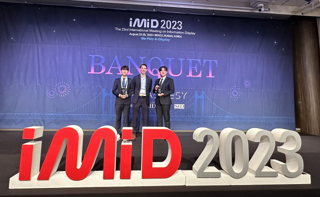 UDC IMID Award Recipients & Presenter (left to right): Jeehoon Sim (Korea Advanced Institute of Science & Technology, Korea), Dr. Mike Weaver (Vice President of PHOLED R&D of UDC), Kiun Cheong (Sungkyunkwan University, Korea) (Photo: Business Wire)