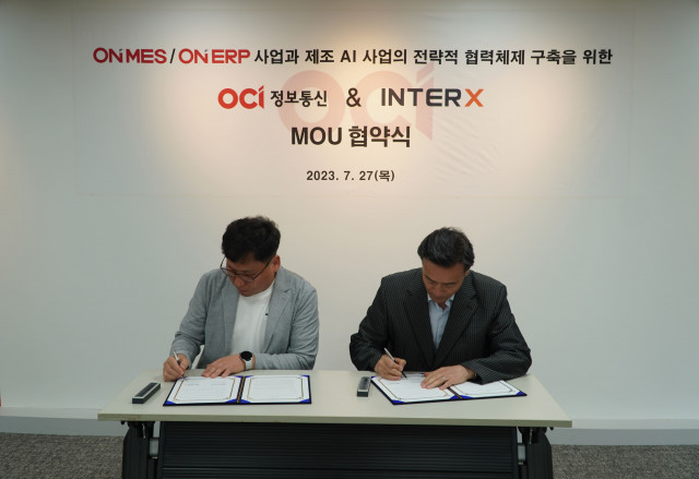(왼쪽부터) 박정윤 인터엑스 대표와 김광호 OCI정보통신 대표가 MOU를 체결하고 있다
