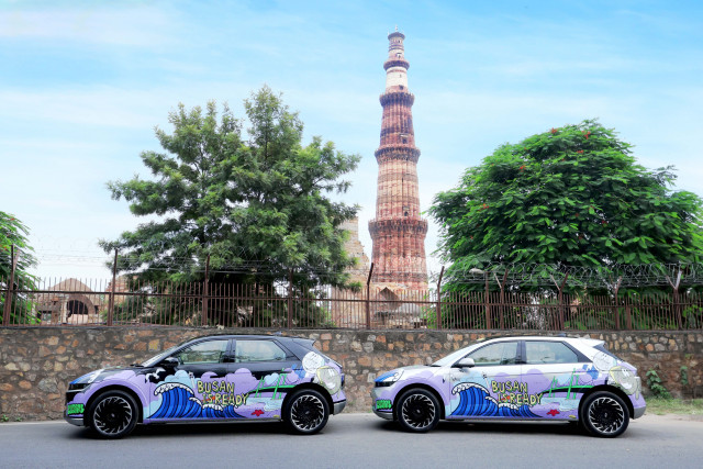 부산엑스포를 알리는 현대차그룹 아트카 차량(아이오닉 5)이 인도 뉴델리 주요 명소인 ‘쿠트브 미나르(Qutub Minar)’ 부근을 순회했다
