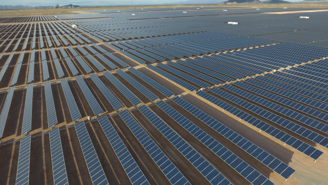 미국 애리조나주에 설치된 HD현대에너지솔루션의 고출력 태양광 모듈의 모습