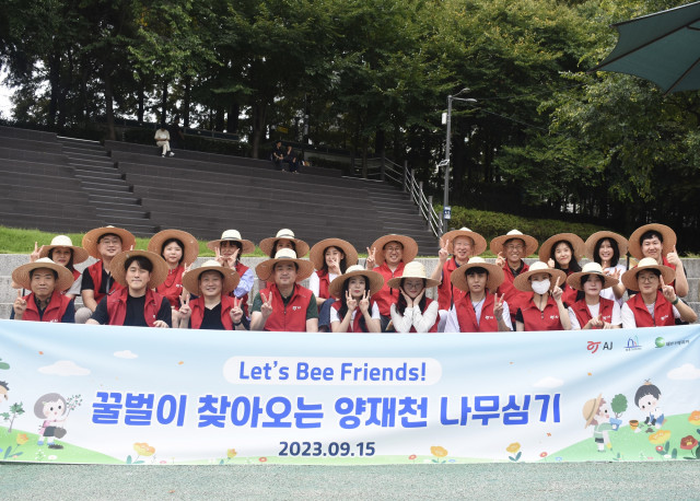 AJ네트웍스가 생물종다양성 보전 활동의 일환으로 15일 서울 서초구 양재천에 밀원식물을 식재했다