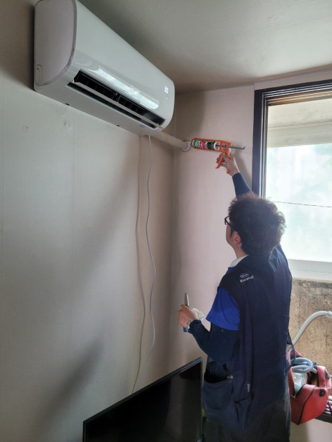 ‘시원한 여름나기’ 사업을 통해 인천 동구 관내 장애인가정에 벽걸이 에어컨을 설치하고 있다