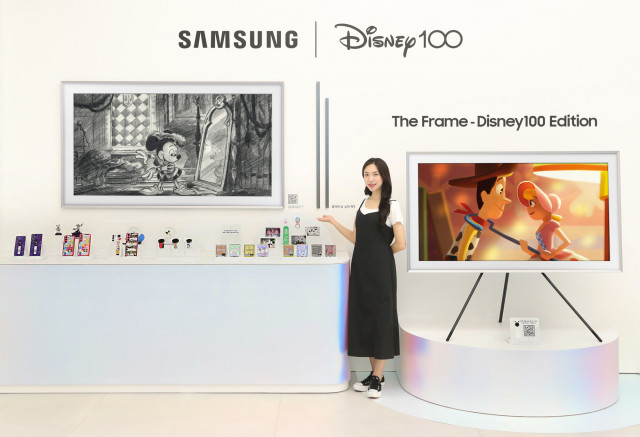 삼성전자 모델이 삼성 강남 ‘디즈니 콜라보 전시’에서 ‘더 프레임 디즈니 100주년 에디션’을 소개하고 있다