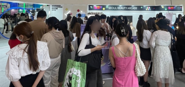 서울 뷰티위크를 찾은 많은 고객들이 서울시 뷰티 팝업스토어 ‘서울 뷰티 아케이드’를 방문해 체험했다