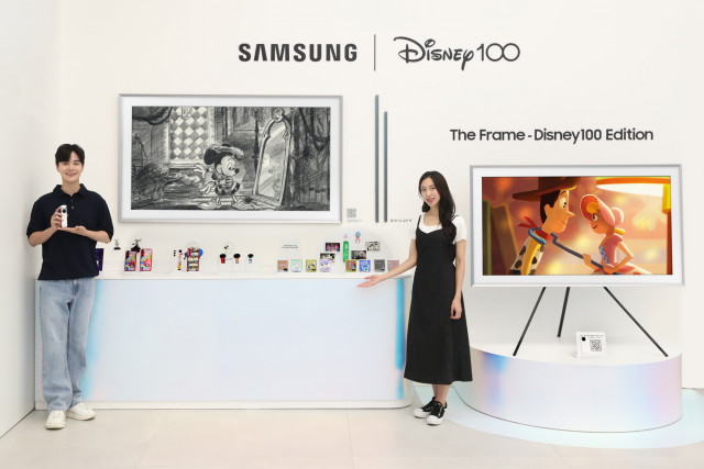 삼성전자 모델이 삼성 강남 2층에 마련된 ‘디즈니 콜라보 전시’에서 ‘더 프레임 디즈니 100주년 에디션’과 디즈니 콜라보 모바일 액세서리를 소개하고 있다