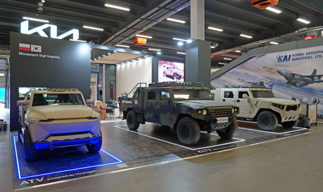 왼쪽부터 ‘MSPO 2023’ 기아관에 전시된 수소 ATV 콘셉트카, 소형전술차량 박격포 탑재차, 소형전술차량 4인승 카고 트럭