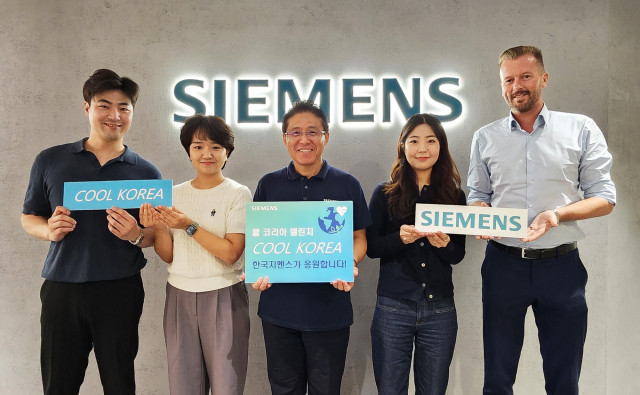 한국지멘스 정하중 대표(중앙)가 냉방 에너지 절약을 위한 가벼운 옷차림으로 임직원들과 함께 한국지멘스 본사에서 ‘쿨 코리아 챌린지’에 참여하고 있다
