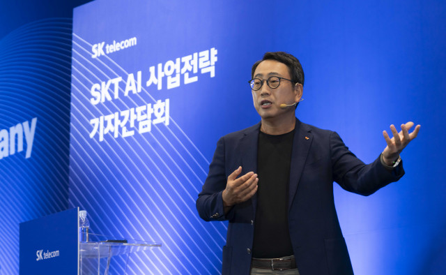SK텔레콤 유영상 대표가 SK T타워 수펙스홀에서 열린 ‘SKT AI 사업전략 기자간담회’에서 키노트를 발표하고 있다