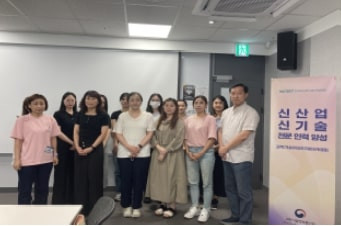 9월 4일 서울시 강남구 WISET 강의실에서 진행된 정보보호 인증(ISO27001:2022 정보보호경영시스템 심사원/선임심사원) 2차 교육 참가자들이 기념 촬영을 하고 있다
