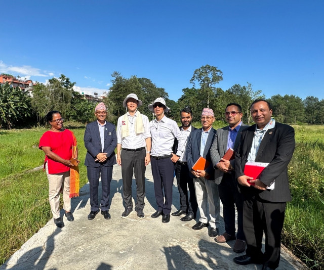13일 오후(현지 시각) 이윤영 코이카 경영전략본부 이사(왼쪽 세 번째)와 다나 라즈 아차리야(Dhana Raj Acharya) 포카라 시장(왼쪽 두 번째) 등이 네팔 포카라시 바순다라 공원에서 코이카 ‘네팔 포카라시 리사이클/업사이클 플랫폼 및 친환경 시범 마을 구축을 통한 녹색일자리 창출사업’의 일환으로 구축될 그린벤처존의 부지를 둘러보고 기념사진을 촬영하고 있다