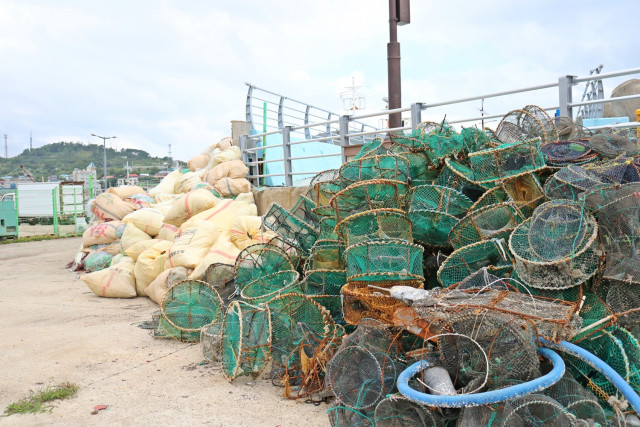 포스코스틸리온이 후원한 기금은 폐어망 등 해양 쓰레기를 수거하는 환경 사업에 쓰인다. 사진은 구룡포수협 관내 해역에서 수거된 해양 쓰레기 집하장 모습