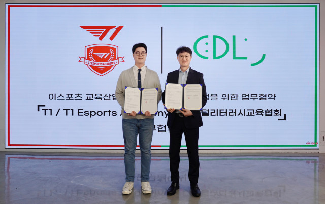 왼쪽부터 T1 안웅기 최고운영책임자, 디지털리터러시교육협회 박일준 회장