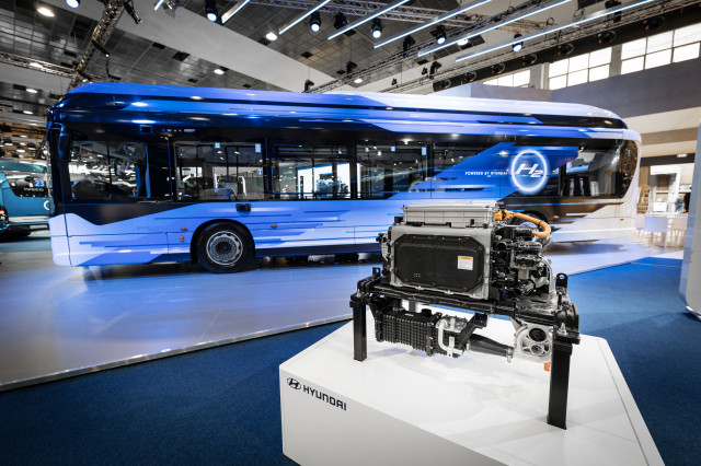 버스월드 2023(Busworld 2023)‘ 이베코버스 부스에서 전시 중인 수소전기 시내버스 ’E-WAY H2&#039;와 버스에 탑재된 현대자동차의 수소연료전지시스템