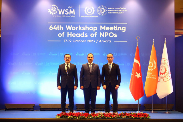 (왼쪽부터) APO Director for Turkiye Abdullah Basar, Minister of Industry and Technology Mehmet Fatih Kacir, APO Secretary-General Dr. Indra Pradana Singawinata. (Photo: Business Wire)