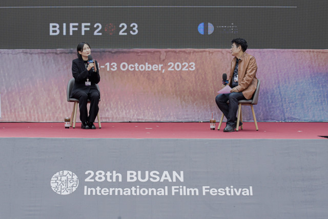 GV를 진행하고 있는 한국영상자료원 김홍준 원장(오른쪽)과 크로마엔터 김소연 PD(왼쪽)