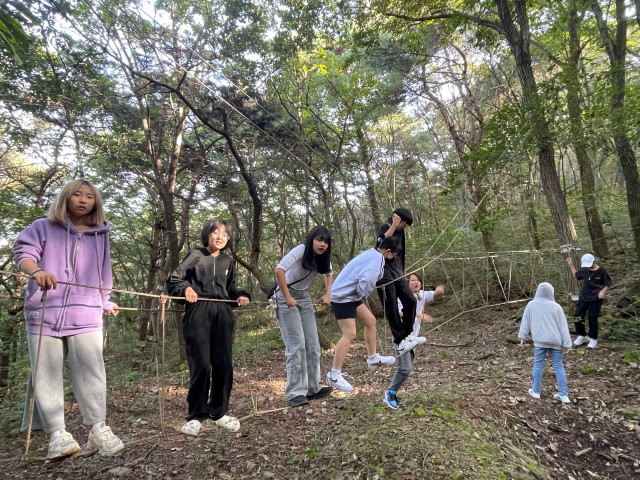 숲치유프로그램 ‘다 같이 놀자 여우숲 한 바퀴’에 참가한 청소년들이 여우숲에서 밧줄놀이를 하고 있다. 자연 안에서 오감체험을 하며 정서적 치유를 하는 활동이다