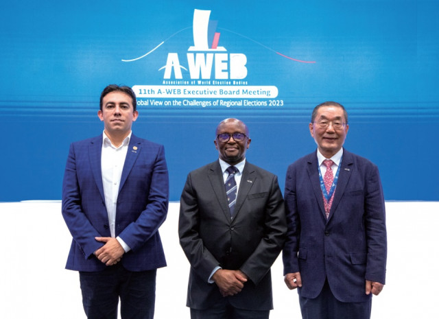 A-WEB 리더십 3인. 왼쪽부터 알렉산더 베가(A.Vega) 부의장·콜롬비아 국가등록청장, 모에피야(Moepya) 의장·남아공 선거위원장, 장인식 사무총장