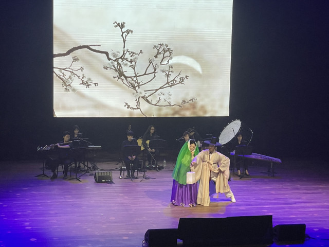 화통콘서트 신윤복의 ‘월하정인’ 그림을 국악 창작곡과 무용으로 표현한 장면