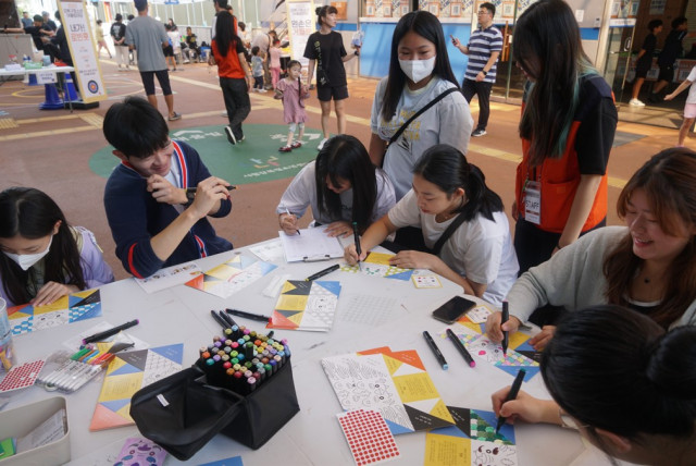 ‘제3회 강북구청소년어울림마당’에 참여한 청소년들이 딱지 접기 체험을 하고 있다
