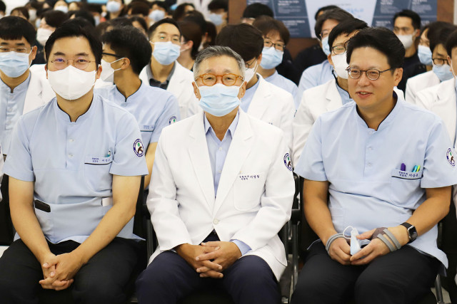 왼쪽부터 SNU서울병원 서상교 대표원장, 이명철 명예원장, 이상훈 대표원장
