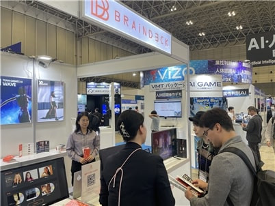 ‘AI EXPO TOKYO : NexTech Week 2023’의 브레인데크 부스를 방문한 AI 업계 관계자들이 한국의 다양한 XR 콘텐츠에 관심을 보이고 있다