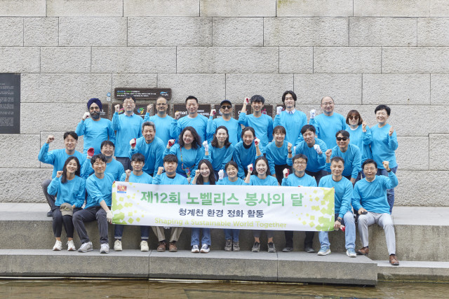 노벨리스 임직원들이 11일 서울 청계천에서 환경개선 봉사활동을 진행했다